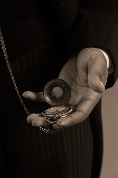 Primer plano de la mano del hombre afroamericano sosteniendo un reloj vintage . — Foto de Stock