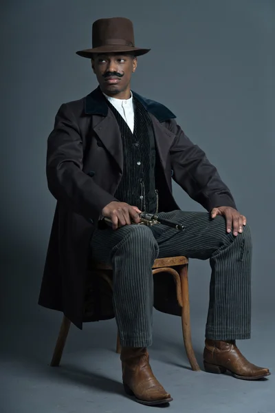 Retro afro Amerika western cowboy man med mustasch. sitter i — Stockfoto