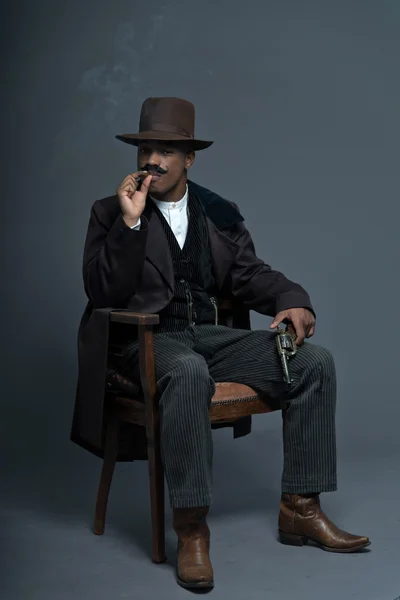 Retro afro Amerika western cowboy man med mustasch. sitter i — Stockfoto