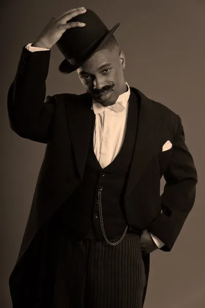 Retro afro americano 1900 hombre de estilo con bigote. Vestido de negro —  Fotos de Stock