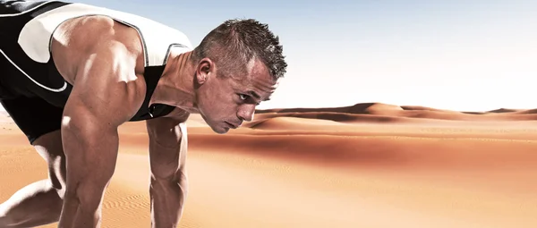 Ekstremalnych sportowców biegacz człowiek w pozycji wyjściowej odkryty w pustyni na gorące letnie dni. — Zdjęcie stockowe