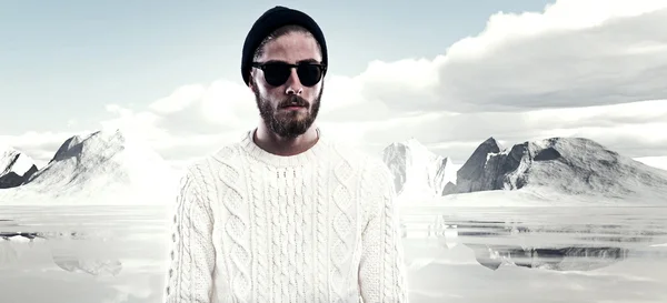 Hombre con barba a la moda invernal. El uso de suéter de lana blanca b — Foto de Stock