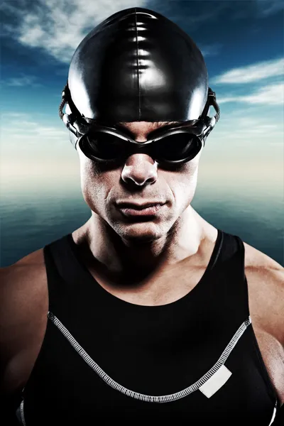 Triathlon nadador homem com tampa e óculos ao ar livre no mar com b — Fotografia de Stock