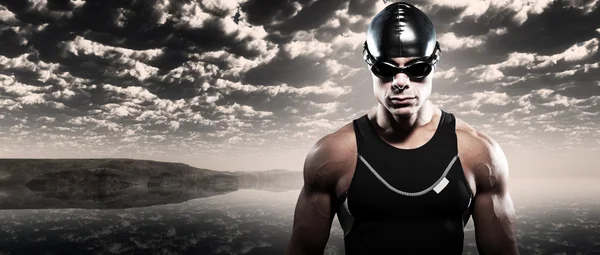 Nadador triatlo homem com tampa e óculos ao ar livre em mar agitado — Fotografia de Stock