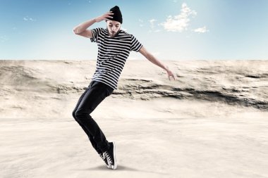 sokak dansı kentsel moda sakallı adam. siyah woole giyiyor
