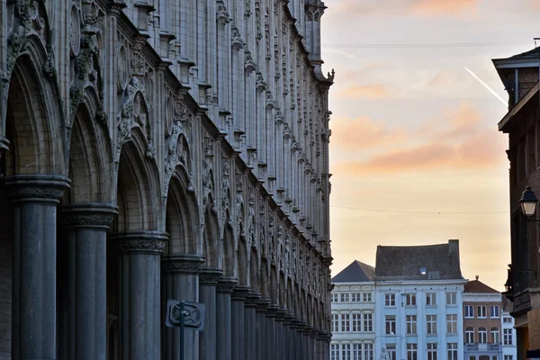 Gün batımında arka planda eski evleri ile Belediye Binası. Mechelen. — Stok fotoğraf