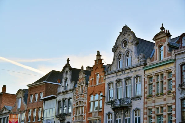 Oude huizen van mechelen bij zonsondergang. België. — Stockfoto