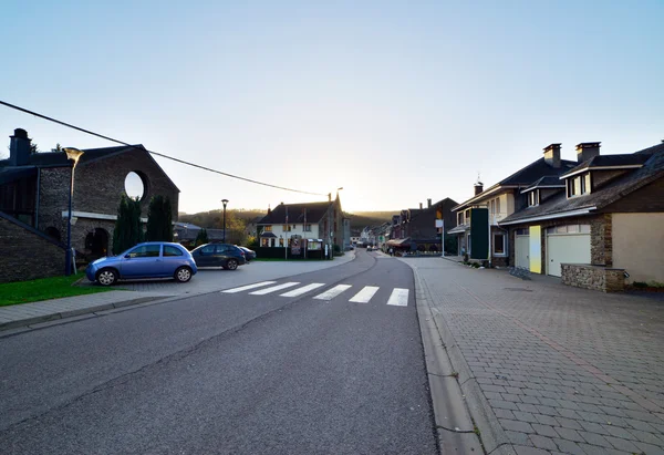 Camino a través de un pequeño pueblo en Bélgica. Vresse sur Semois. Arde. — Foto de Stock