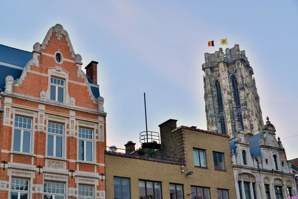 Torre Sint-Rombout con case di fronte al tramonto. Mechelen. Bel. — Foto Stock