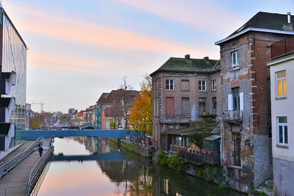 Maisons anciennes avec canal de Malines au coucher du soleil. Belgique . — Photo