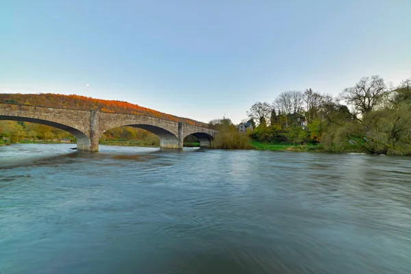 Rurale landschap met oude brug over de rivier in het najaar van streaming. — Stockfoto