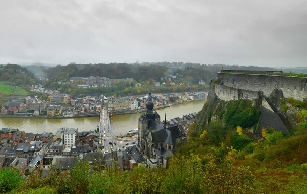 Vista superior de la ciudad de Dinant con iglesia en un día nublado. Visto desde el principio —  Fotos de Stock