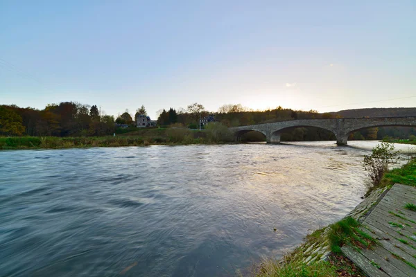 Rurale landschap met oude brug over de rivier in het najaar van streaming. — Stockfoto