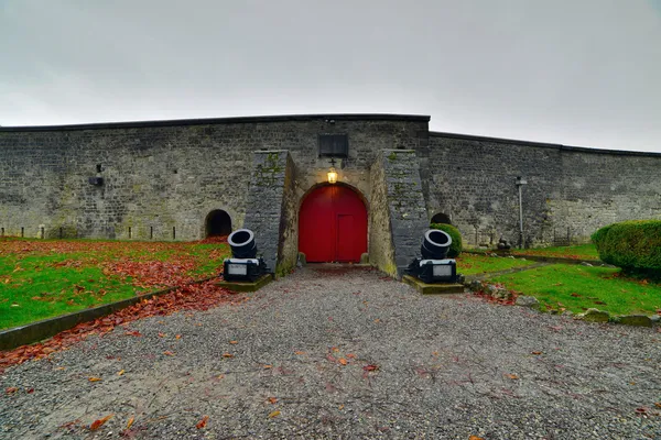 Forteresse avec porche d'entrée une lanterne une porte en bois rouge et deux — Photo