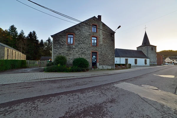 Vägen genom en liten by i Belgien. Vresse sur semois. ARDE — Stockfoto