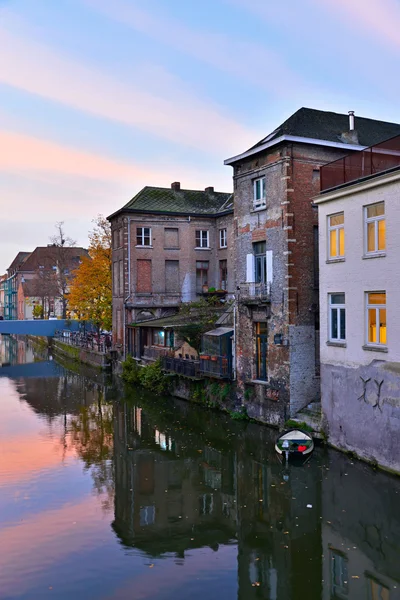 Eski evleri ile kanal mechelen günbatımında. Belçika. — Stok fotoğraf