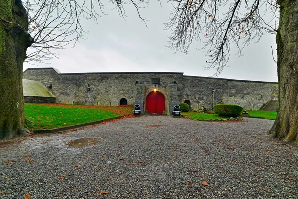 Fort met ingang veranda een lantaarn een rode houten deur en twee — Stockfoto