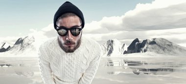 Sakallı Kış moda serin adam. beyaz yün swea giyiyor