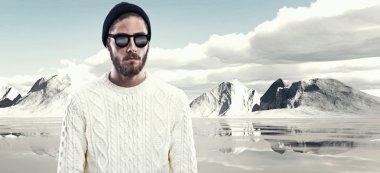 Sakallı Kış moda serin adam. beyaz yün swea giyiyor