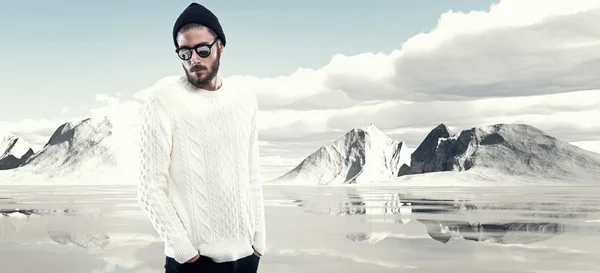Chladný muž s bradkou v módě zimě. nosí bílé vlněné swea — Stock fotografie