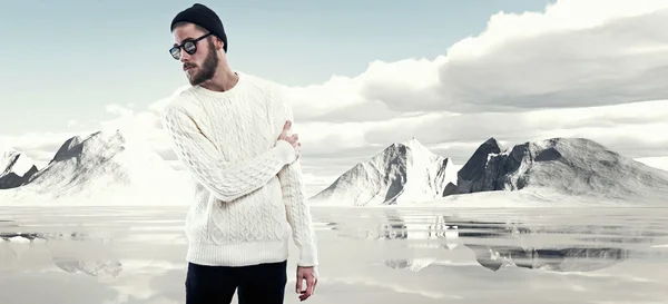 Hombre fresco con barba en la moda de invierno. Usando sudor de lana blanca — Foto de Stock