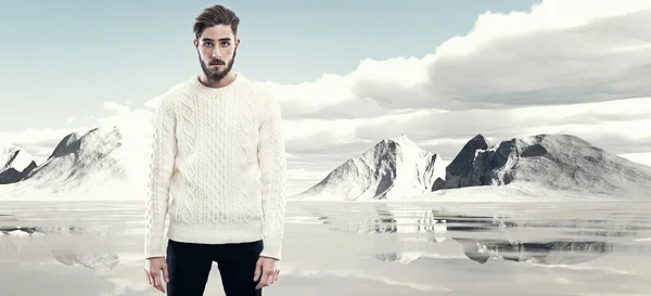 Cool man with beard in winter fashion. Wearing white woolen swea — Stock Photo, Image