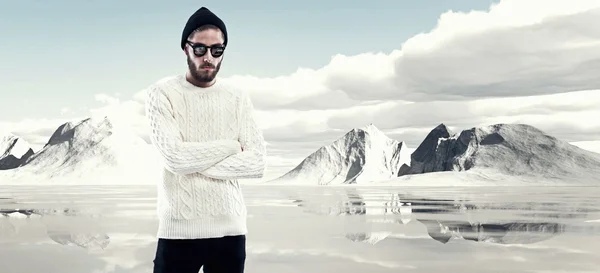 Hombre fresco con barba en la moda de invierno. Usando sudor de lana blanca — Foto de Stock