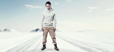 kar dağ manzarası Asya Kış moda adam. WHI giyiyor