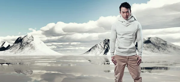 아시아 겨울 패션 남자 눈 산 조 경에서. whi 입고 — 스톡 사진