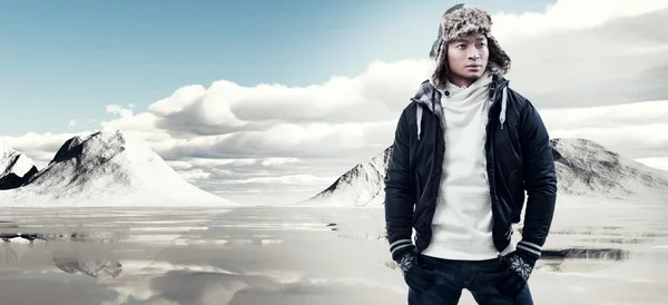 Asiatiska vinter mode man i snö bergslandskap. bär bla — Stockfoto