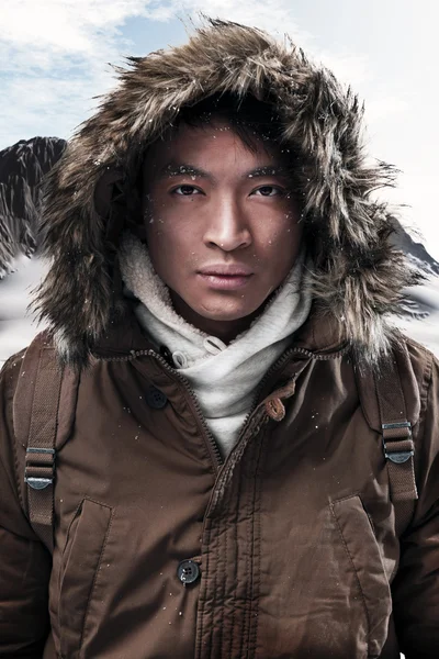 Azjatycki zimowe sportowe moda mężczyzna z plecaka w śniegu góry la — Zdjęcie stockowe