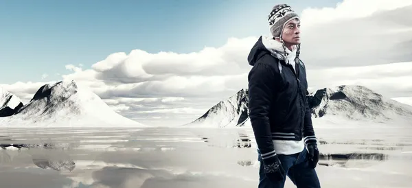 Asiático homem de moda de inverno na paisagem montanha de neve. Vestindo bla — Fotografia de Stock