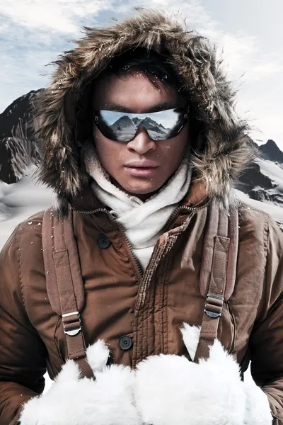 Azjatycki zimowe sportowe moda mężczyzna okulary i plecak w — Zdjęcie stockowe