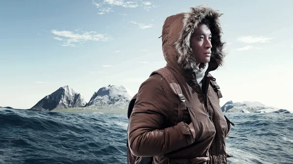 Азиатский человек зимней моды с рюкзаком в горах Арктики — стоковое фото