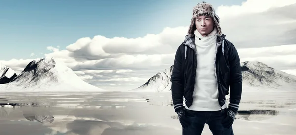 Ασιατικές χειμώνα μόδας άνθρωπος σε χιόνι ορεινό τοπίο. φορώντας μπλα — Φωτογραφία Αρχείου