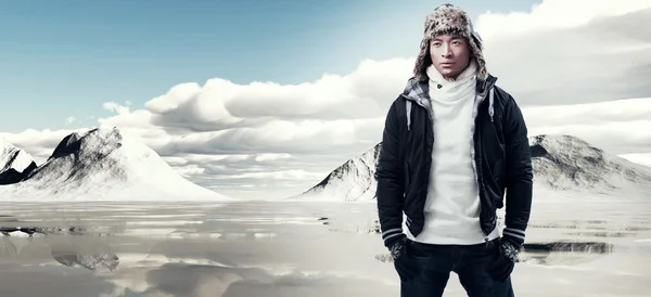 Asian winter fashion man in snow mountain landscape. Wearing bla — Stock Photo, Image