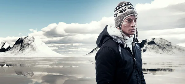 雪の山の風景の中のアジア冬ファッション男。bla を着てください。 — ストック写真