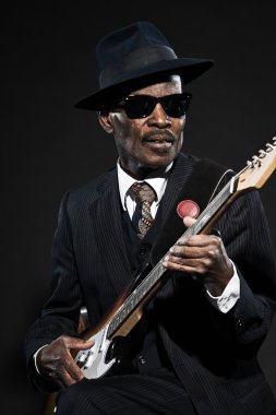 Retro kıdemli afro Amerikalı blues adam. çizgili takım elbise giyen