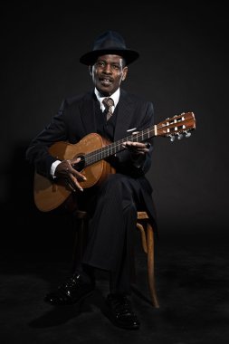 Retro kıdemli afro Amerikalı blues adam. çizgili takım elbise giyen