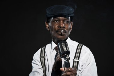 şarkı retro kıdemli afro Amerikalı blues adam. Beyaz Şir giyiyor