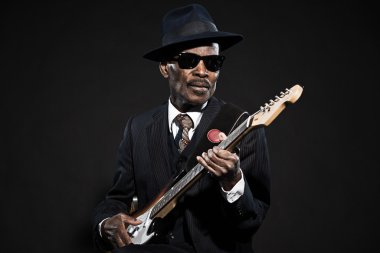 Retro kıdemli afro Amerikalı blues adam. çizgili takım elbise giyen