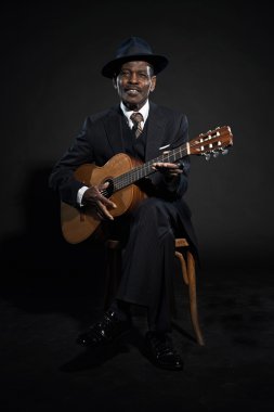 Retro kıdemli afro Amerikalı blues adam. çizgili takım elbise giyen