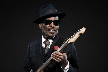 Retro kıdemli afro Amerikalı blues adam. çizgili takım elbise giyen