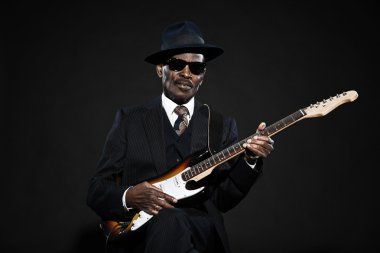 Retro kıdemli afro Amerikalı blues adam. çizgili takım elbise giyen