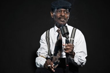 şarkı retro kıdemli afro Amerikalı blues adam. Beyaz Şir giyiyor