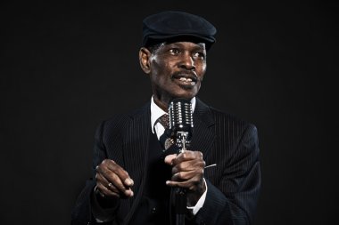 şarkı retro kıdemli afro Amerikalı blues adam. çizgili su giyiyor