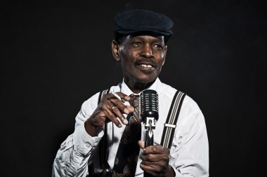 şarkı retro kıdemli afro Amerikalı blues adam. Beyaz Şir giyiyor