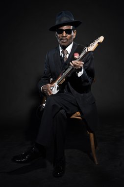 Retro kıdemli afro Amerikalı blues adam. çizgili takım elbise giyen