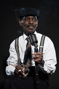 şarkı retro kıdemli afro Amerikalı blues adam. Beyaz Şir giyiyor