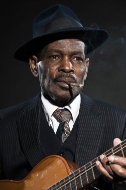 Retro kıdemli afro Amerikalı blues adam. çizgili takım elbise giyen